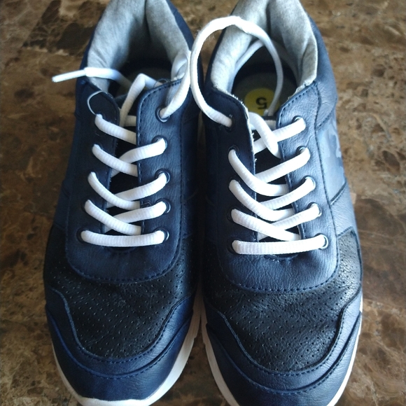 Tommy Hilfiger Other - Tommy Hilfiger sneakers size 5